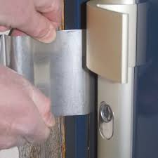 Porte claquée : que faire avant d'appeler un serrurier ?